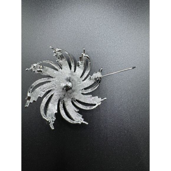 Signed Sarah Coventry modernist flower brooch silver tone with central Pearl - Picture 4 of 5
